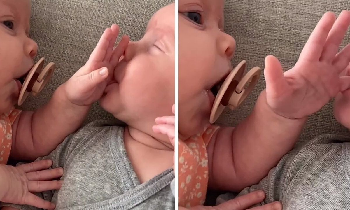 Μωράκι πιπιλάει το δάχτυλο της δίδυμης αδελφής του