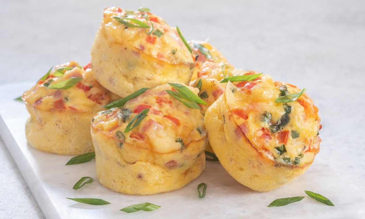Αλμυρά muffin για πρωινό γεμιστά με ολόκληρα αβγά