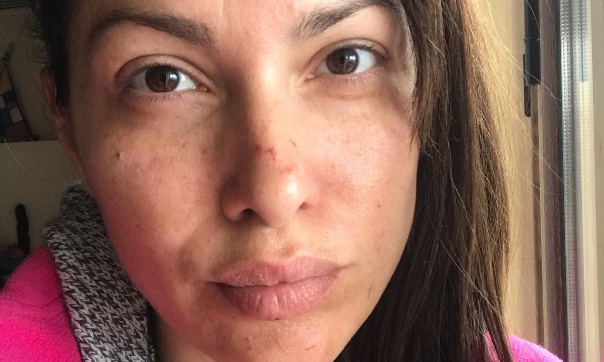 Η Κλέλια Ρένεση ξεσπά και διαδηλώνει με την κόρη της