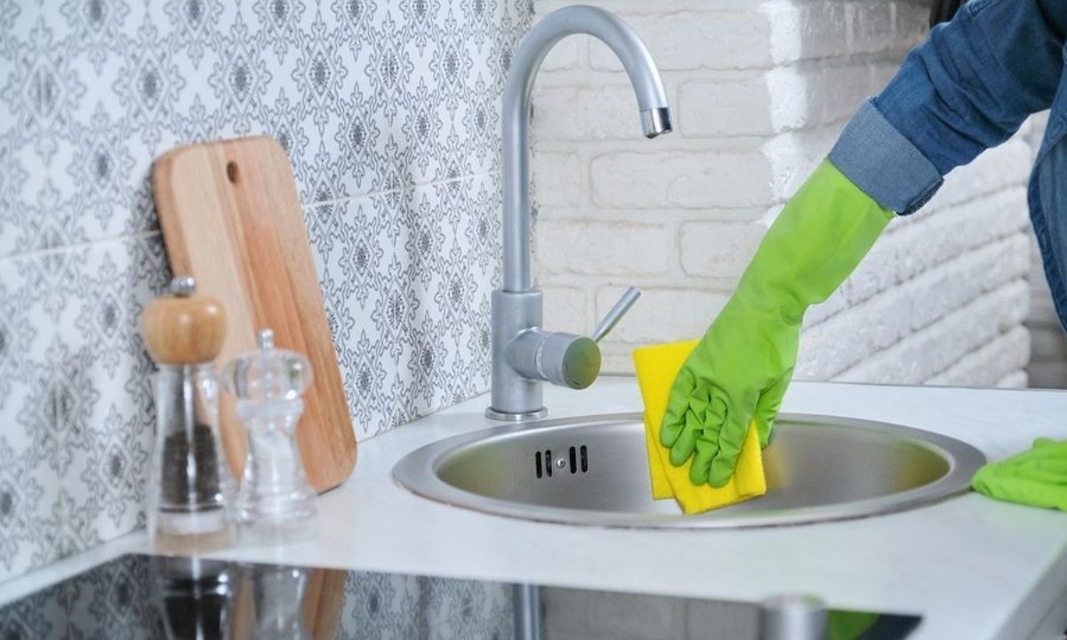 Έτσι θα καθαρίσετε τα άλατα από τον νεροχύτη