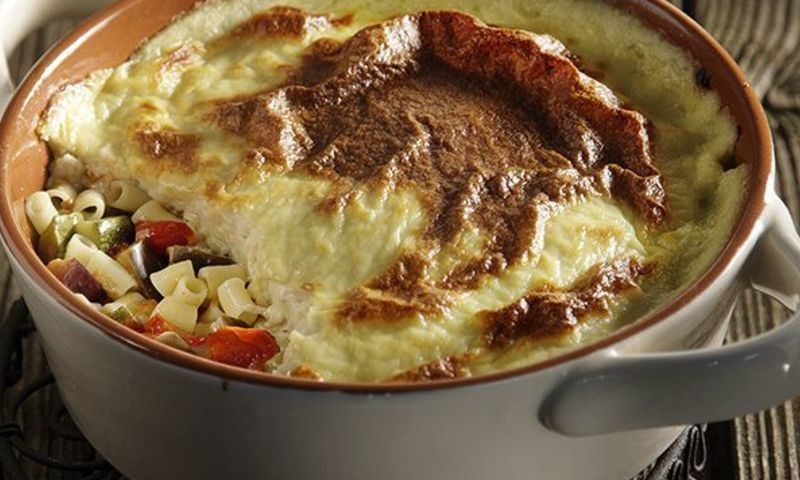 Νηστίσιμο παστίτσιο με μακαρονάκι κοφτό και ντοματίνια από τον Άκη Πετρετζίκη