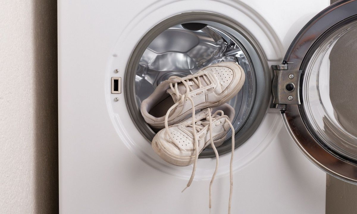 Πώς να πλύνετε σωστά τα αθλητικά παπούτσια στο πλυντήριο