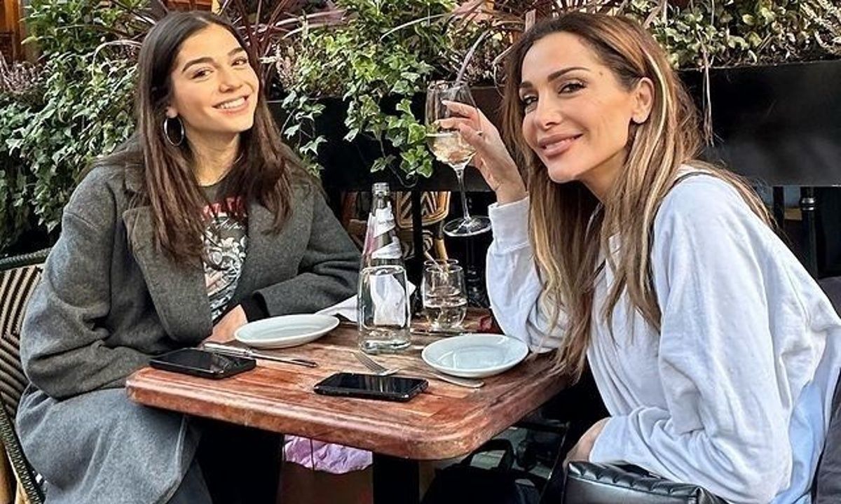 Με το νέο look της η Μελίνα Νικολαΐδη είναι ίδια η Βανδή όταν έπαιζε τη Χαρούλα στους «Δύο Ξένους»