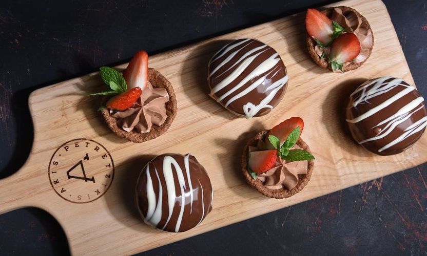 Εργολάβοι με σοκολάτα από τον Άκη Πετρετζίκη