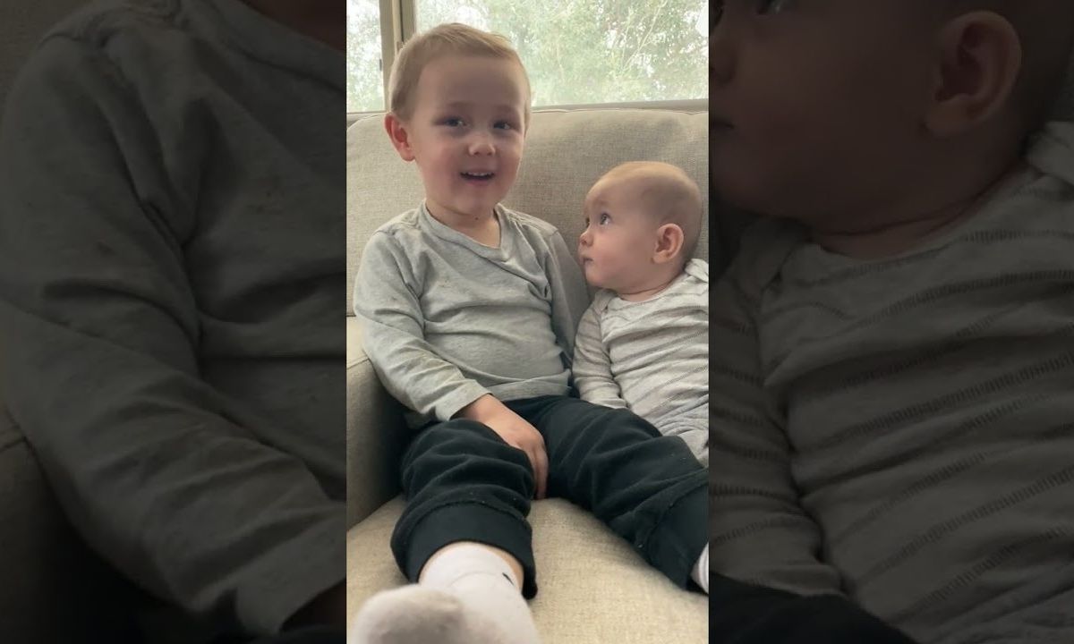 Μωράκι έχει το βλέμμα του καρφωμένο στον αδελφό του