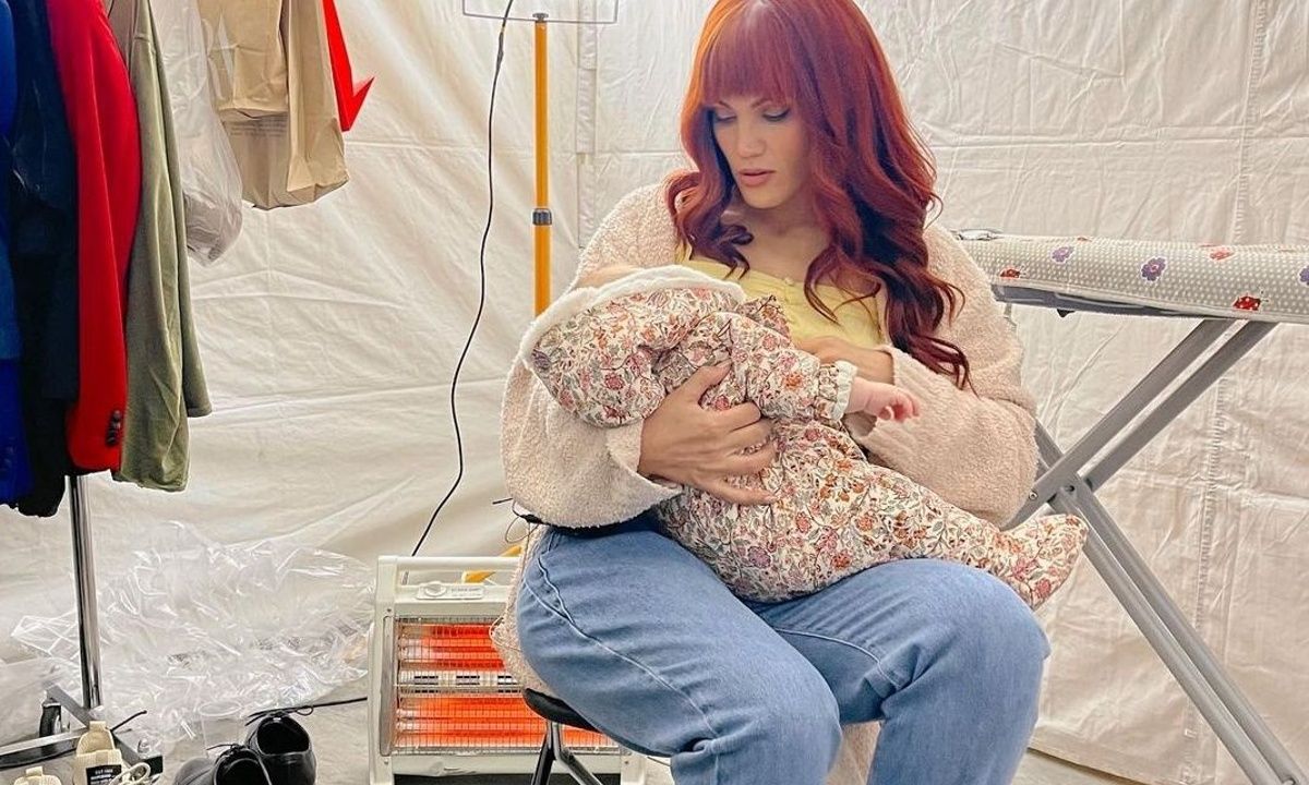 Η Μαίρη Συνατσάκη εμφανίστηκε με κόκκινα μαλλιά και αφέλειες