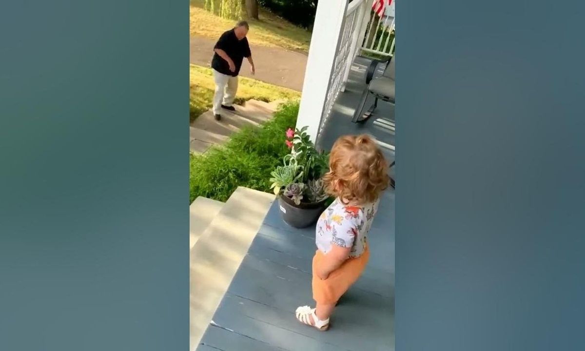 Απολαυστικό βίντεο: Τι κάνει η μικρή κάθε φορά που φεύγει ο παππούς