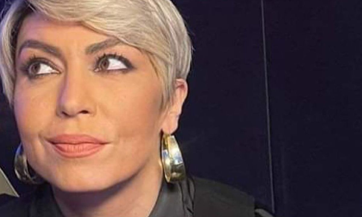 Γυναίκα με τα Μαύρα: Το τραγούδι που είπε, τα μαύρα μαλλιά, τα μαγιό και οι αγαπημένες γόβες στιλέτο