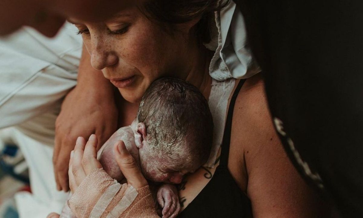 Στιγμιότυπα τοκετού από μία βραβευμένη φωτογράφο