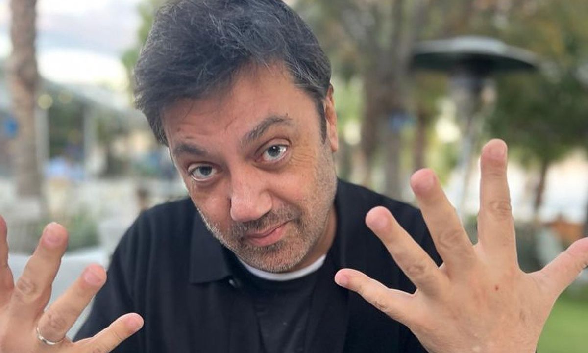 Γιώργος Θεοφάνους: Στο αριστοκρατικό σπίτι του κυριαρχούν το λευκό και το ξύλο (πλάνα)