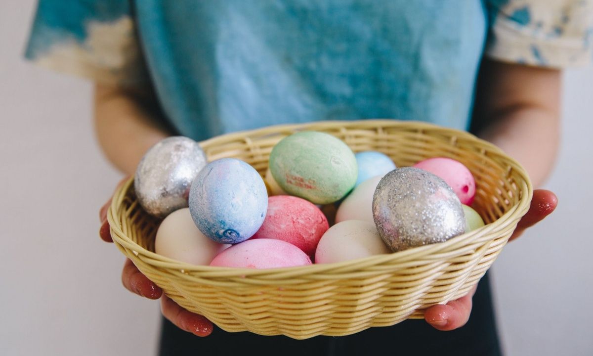 Πώς θα βάψεις τα πασχαλινά αυγά με υλικά που έχεις στην κουζίνα