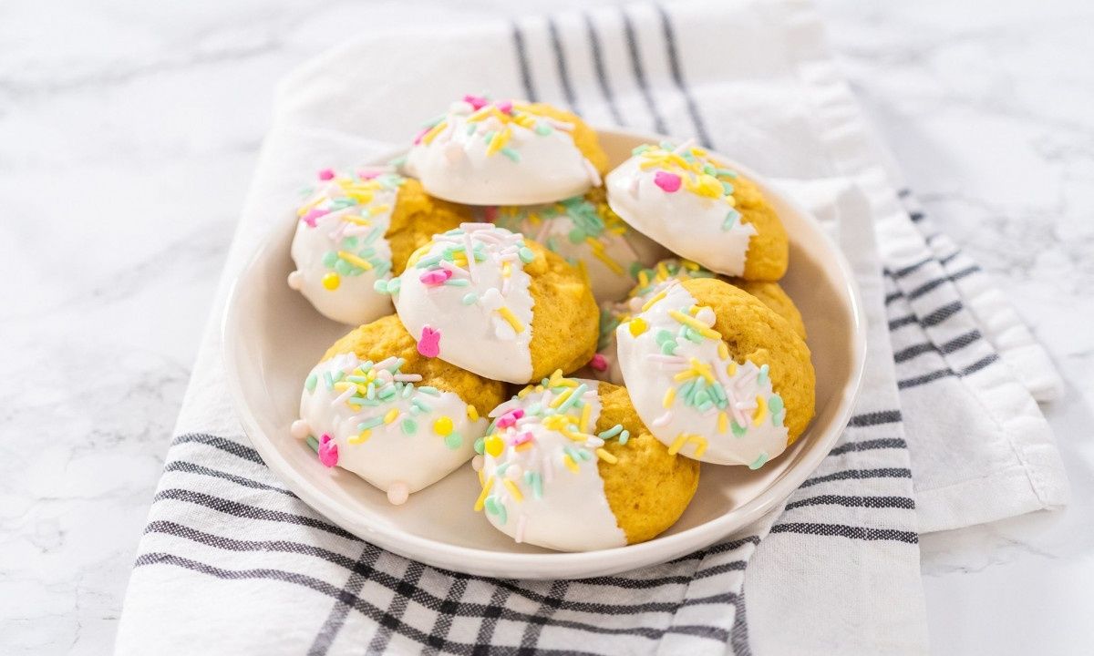 Πασχαλινά νηστίσιμα μπισκότα με λευκή σοκολάτα