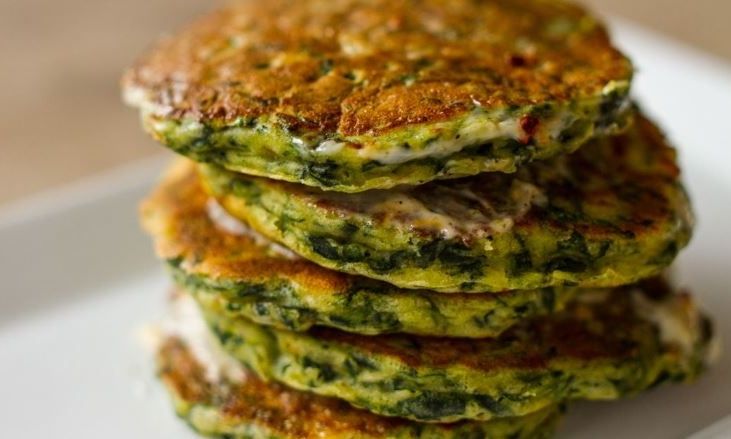 Φτιάξτε pancakes με σπανάκι όπως ο Άκης Πετρετζίκης