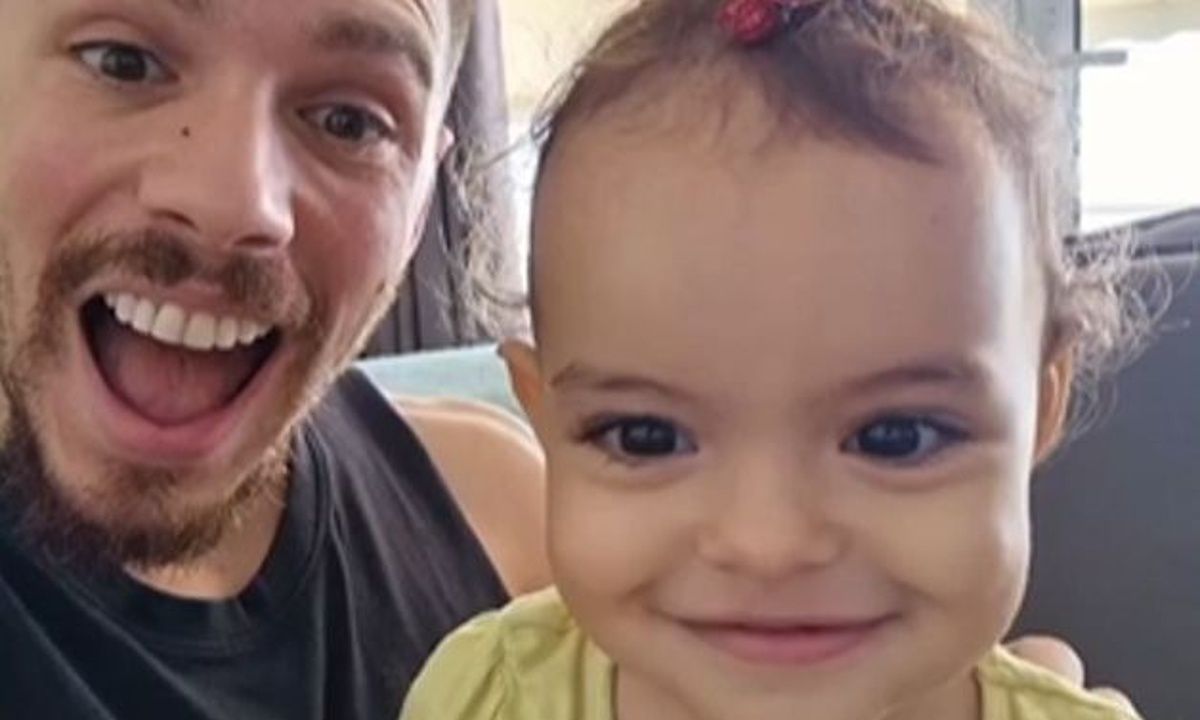 Λευτέρης Πετρούνιας: Χαζομπαμπάς που ξέρει να φτιάχνει και κοτσιδάκια