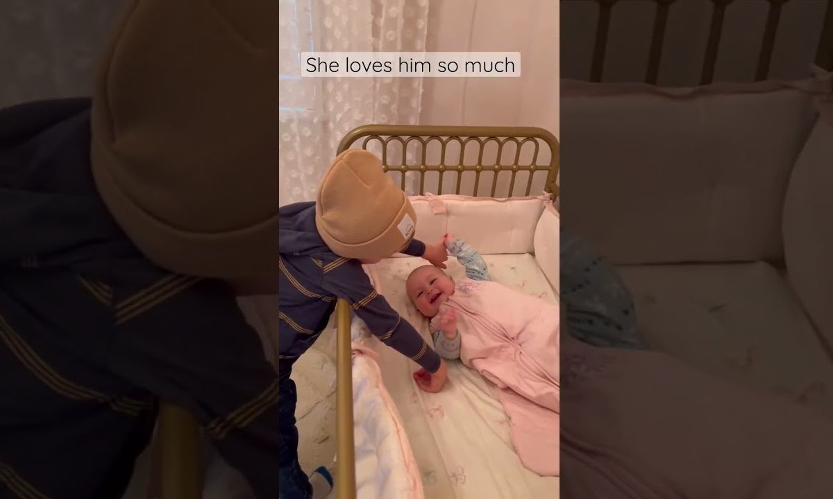 Το πιο γλυκό βίντεο: Αυτή η μπέμπα λατρεύει τον μεγάλο της αδερφό