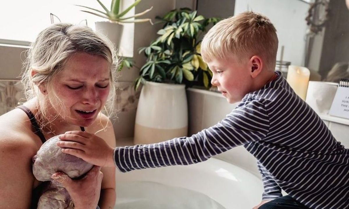 Τα μικρότερα παιδιά της τη βοήθησαν να γεννήσει στο σπίτι