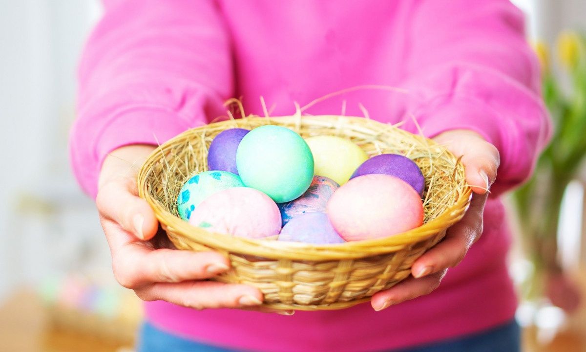 Πολύχρωμα πασχαλινά αυγά με σχέδια από λαστιχάκια