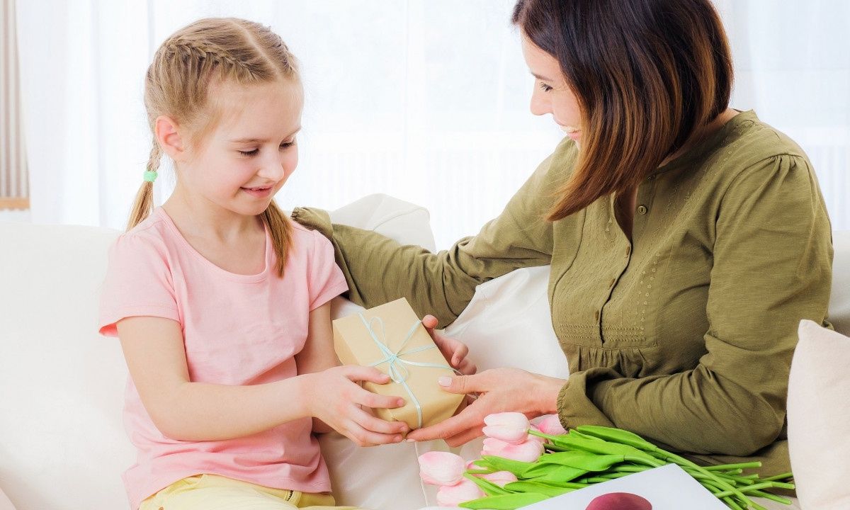 Ο νονός και η νονά δεν είναι μόνο για τα δώρα