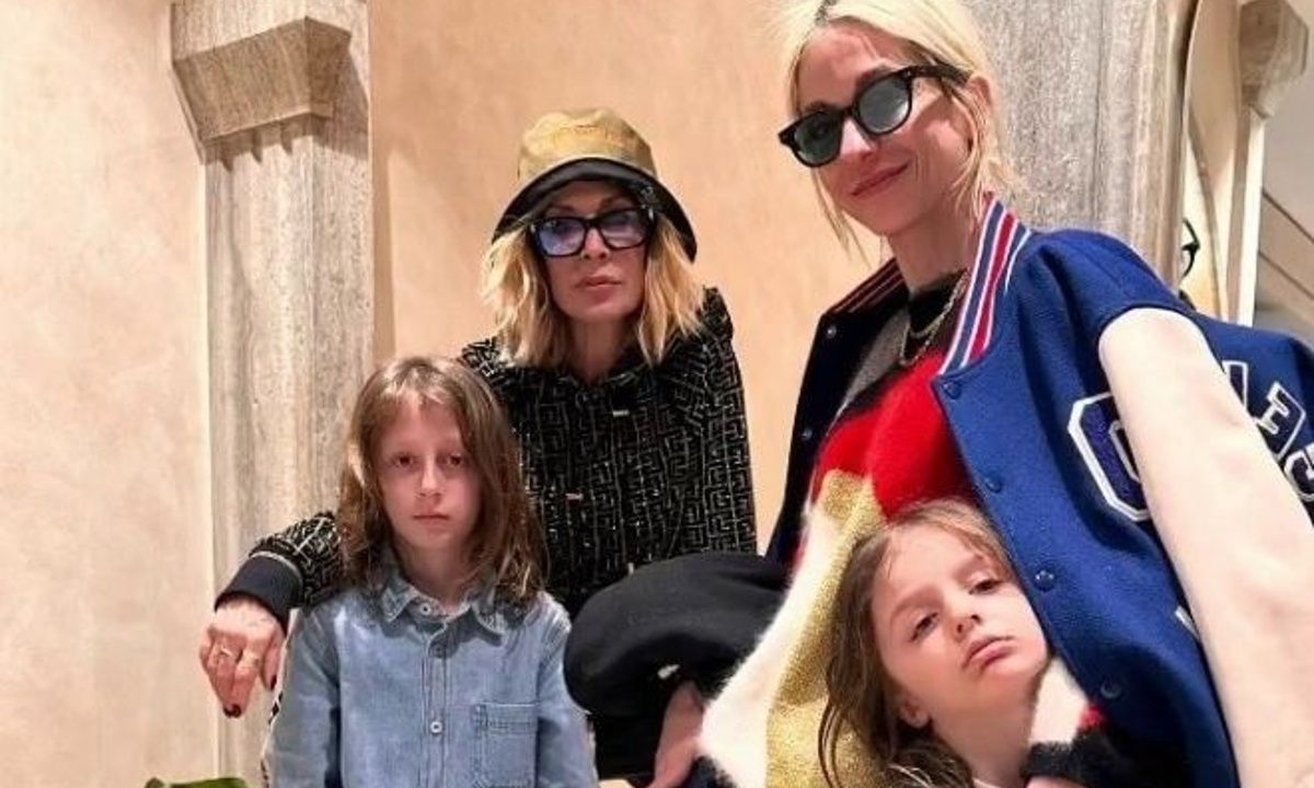 «Αγάπη Υπερβολική» τα looks της Σοφίας Καρβέλα από τις διακοπές της στην Ελλάδα