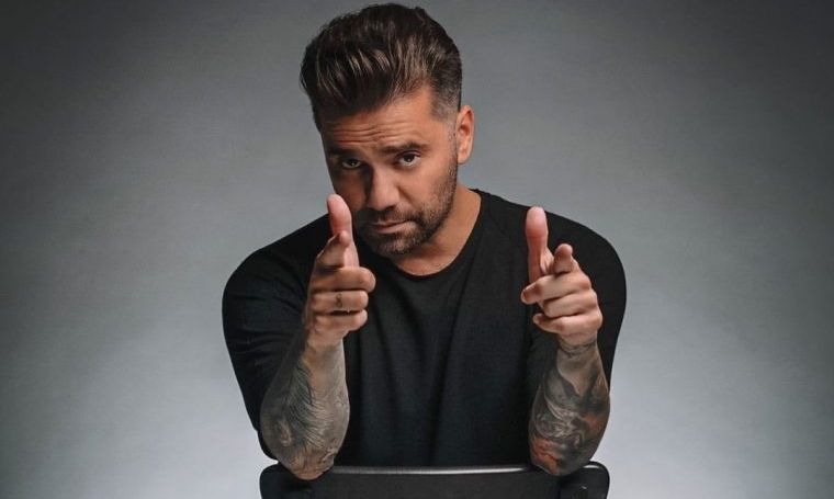 Δύσκολες ώρες για τον Θοδωρή Μαραντίνη! Εύχεται καλή Ανάσταση με ορό στο χέρι μέσα από το νοσοκομείο