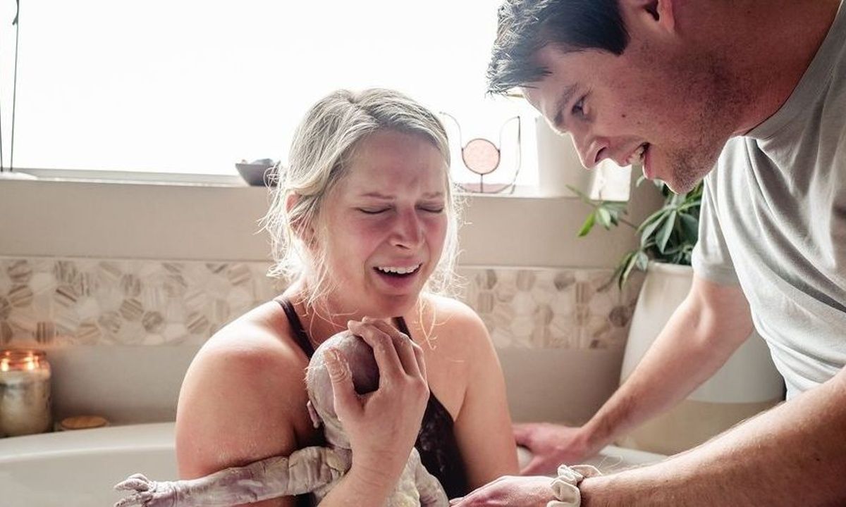 Μαμά γέννησε το μωρό της στο μπάνιο του σπιτιού