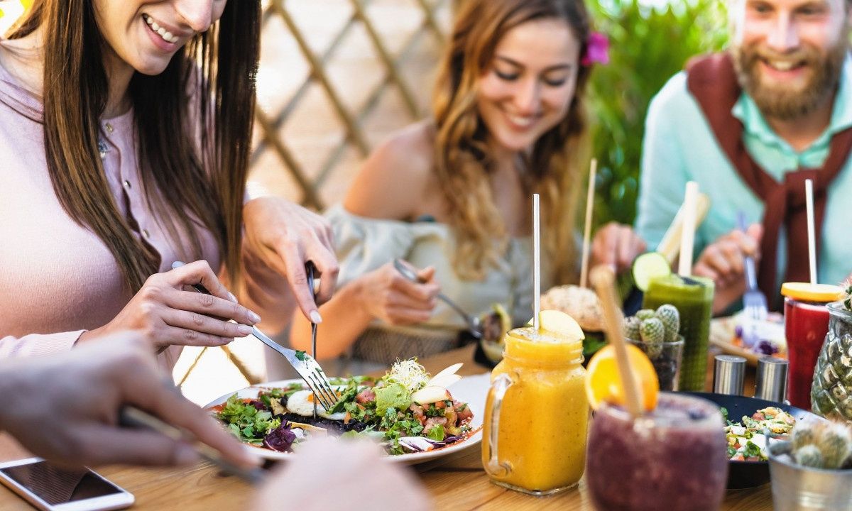 Γιατί πρέπει να σταματάμε την κατανάλωση φαγητού στις 4