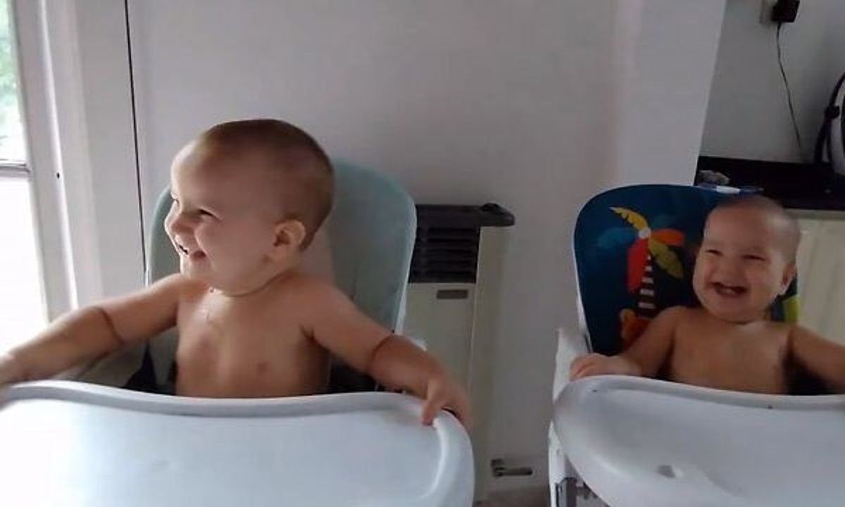 Δίδυμα ξεκαρδίζονται κοιτάζοντας τον μεγάλο τους αδελφό