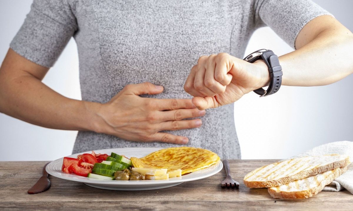 Διαλειμματική νηστεία: Πώς επηρεάζει τις γυναικείες ορμόνες