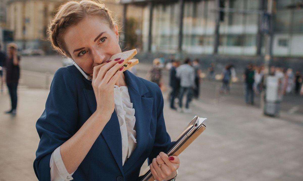 Γιατί δεν πρέπει να τρως το πρωινό σου στο πόδι