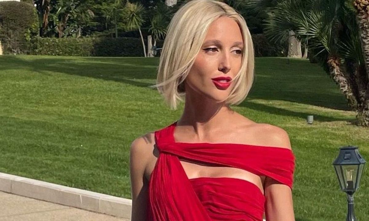 Η Μαρία Ολυμπία Γλύξμπουργκ με κόκκινο κραγιόν και μακιγιάζ ιδανικό για party looks