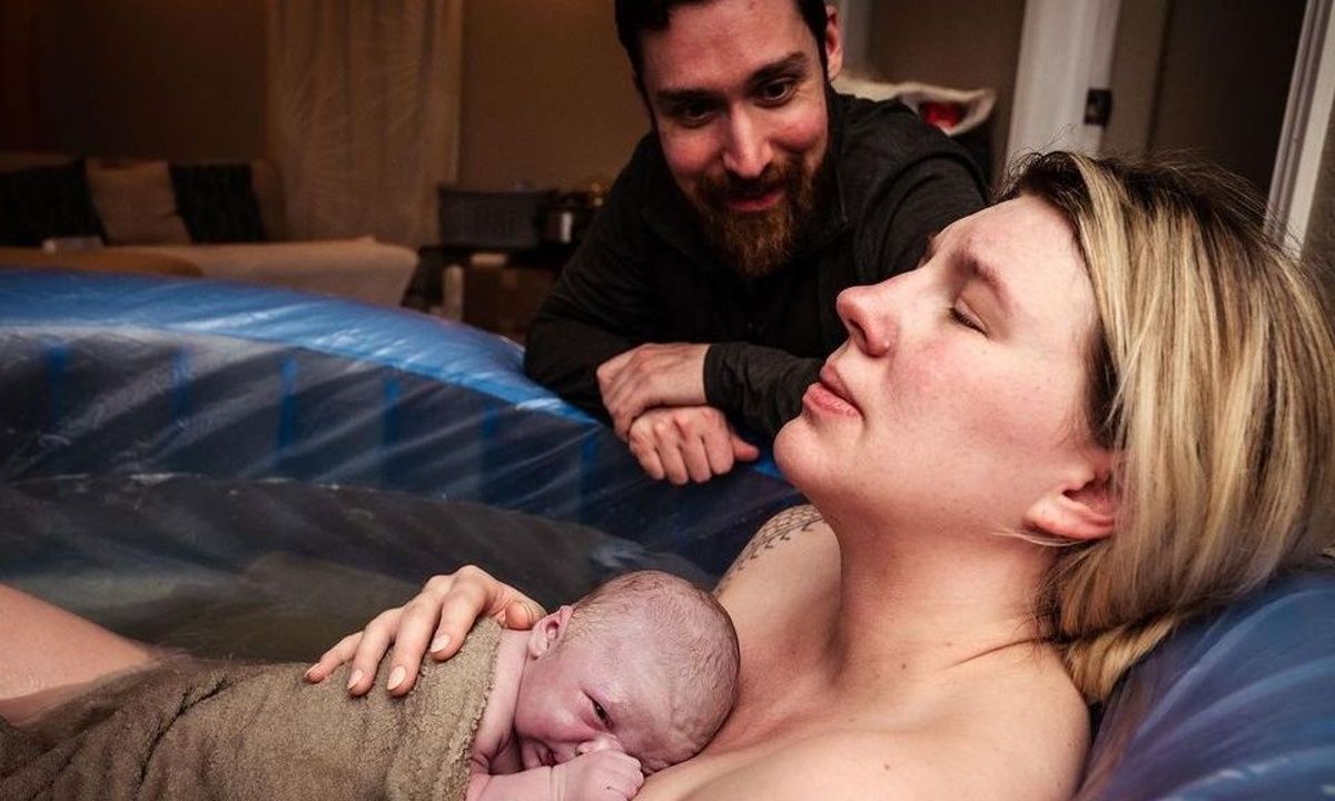 Τοκετός στο νερό: Στιγμιότυπα από μια γέννα στο σπίτι