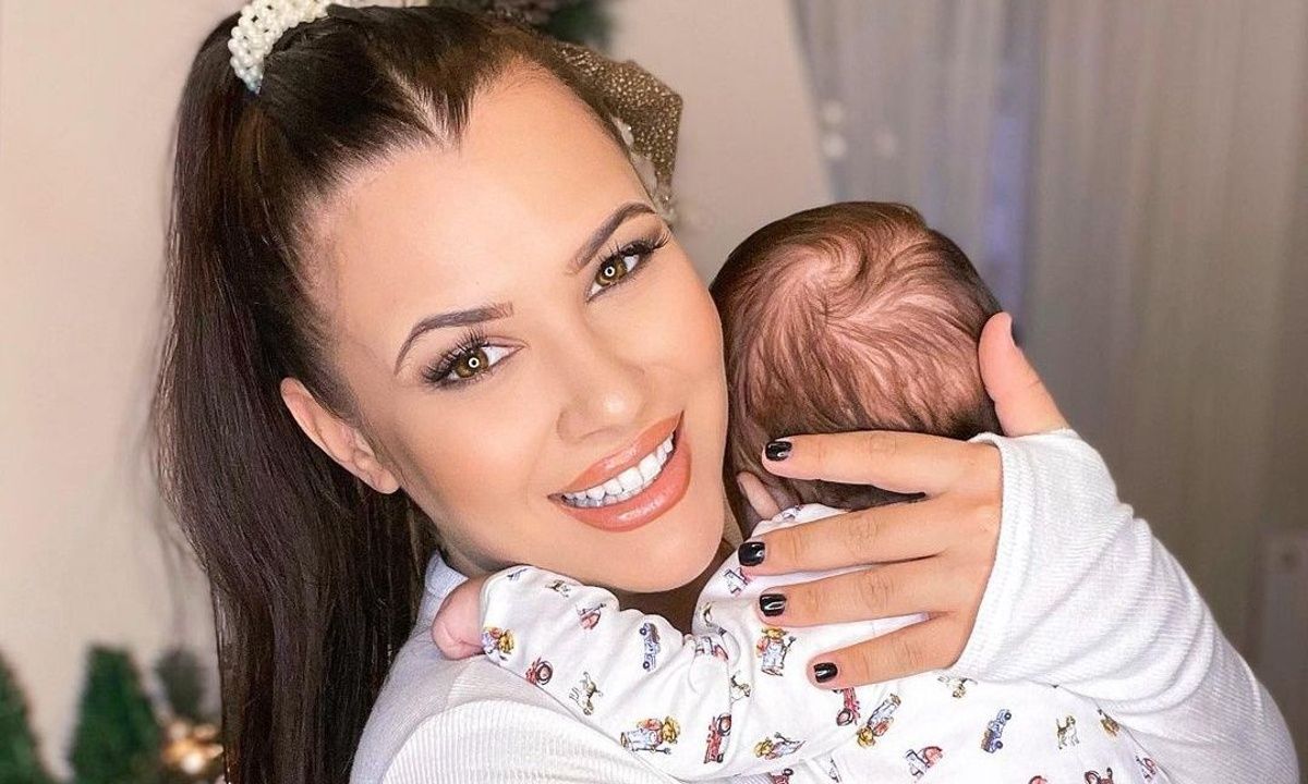 Λάουρα Νάργες: Στιγμιότυπο με την αγαπημένη πόζα του γιου της