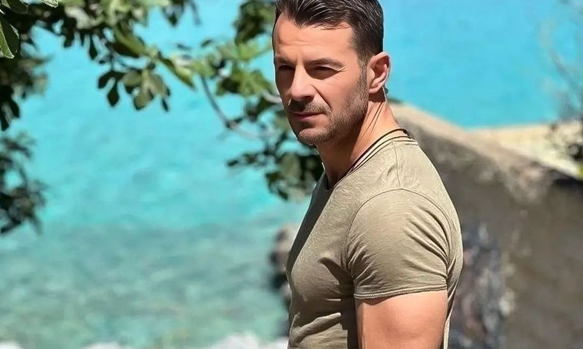 Το wet look του Γιώργου Αγγελόπουλου στη Γη της ελιάς θύμισε μία viral στιγμή του ως Ντάνος