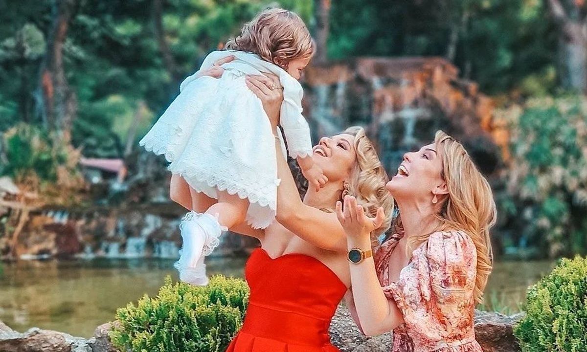 Η Τζένη Θεωνά έγινε νονά & «ηθικός αυτουργός» της βάφτισης είναι ο γιος της-Οι λεπτομέρειες του look