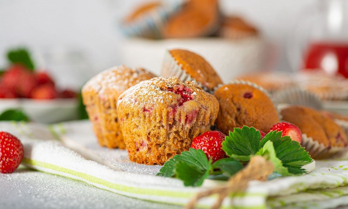 Υγιεινά muffins με μαύρη σοκολάτα, φράουλες, χωρίς αυγά και βούτυρο