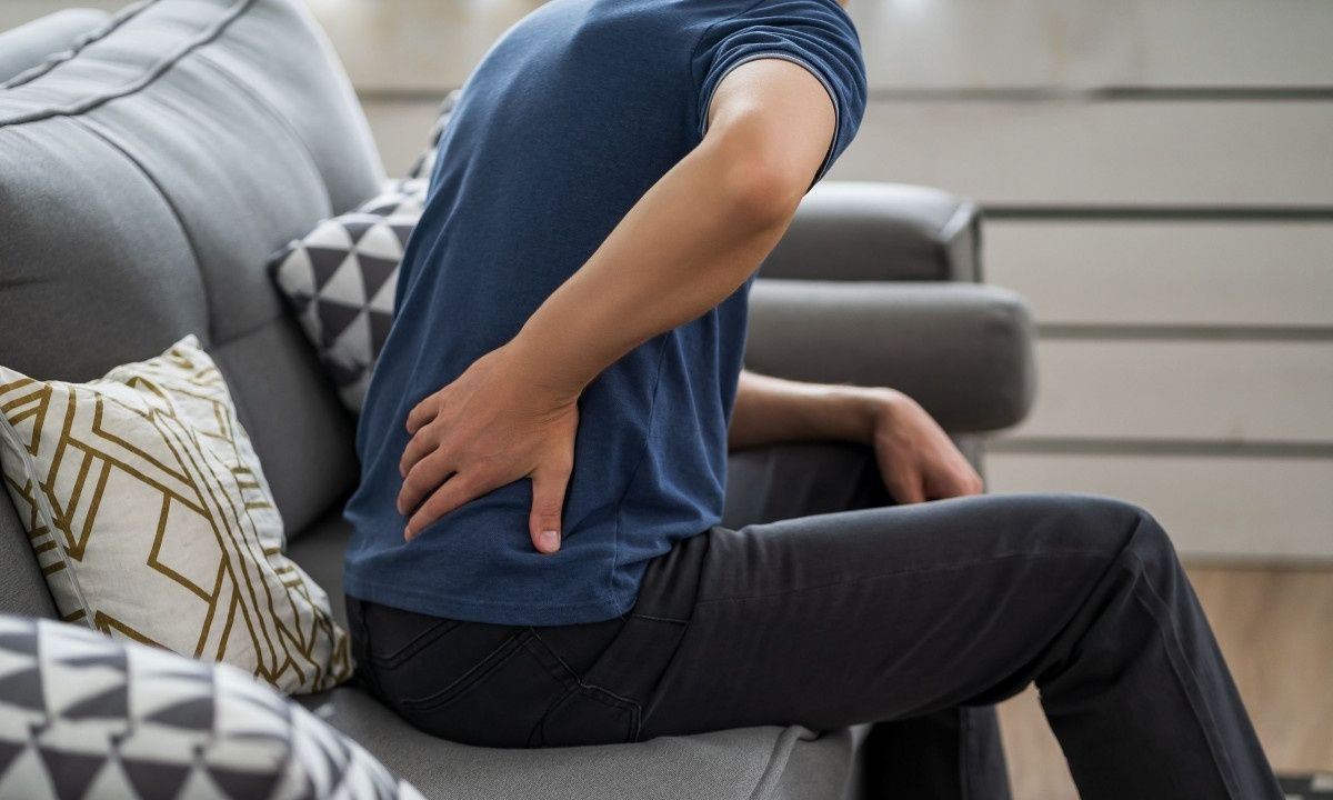 Aγκυλοποιητική σπονδυλοαρθρίτιδα: Τα συμπτώματα της αυτοάνοσης πάθησης