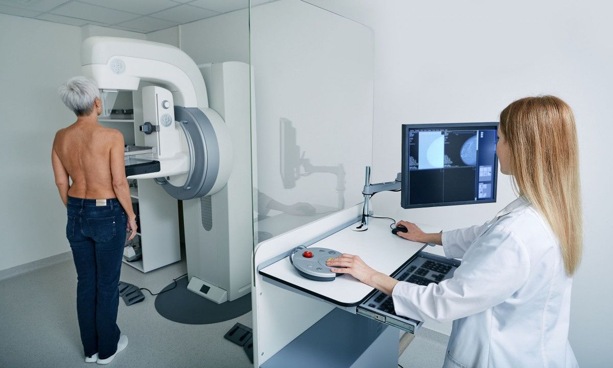 Γιατί πρέπει να ξεκινά στα 25 ο προληπτικός έλεγχος μαστού