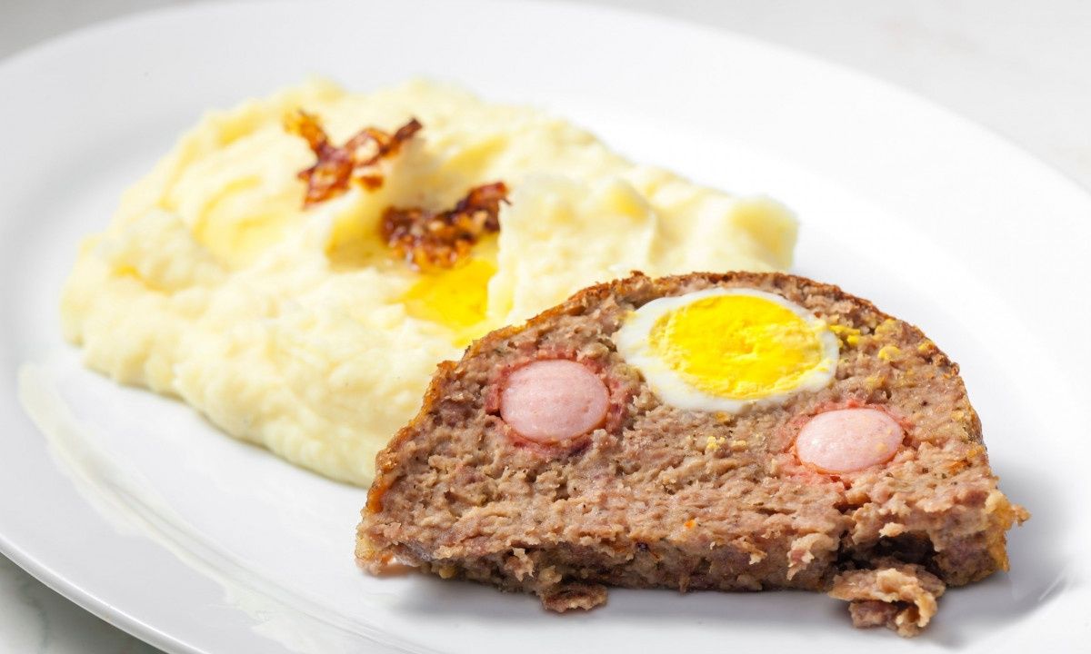 Ρολό γεμιστό με αυγά στον φούρνο με λεμονάτες πατάτες