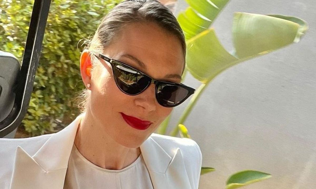 Tα παιδιά της Βίκυς Καγιά έγιναν παρανυφάκια και όλοι πρόσεξαν τις λεπτομέρειες στα ρούχα τους