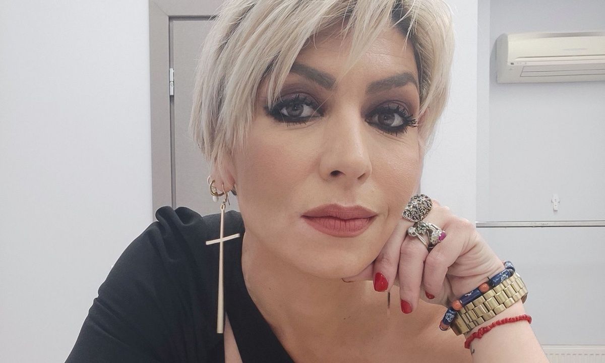 Η «Γυναίκα με τα μαύρα» οδηγεί μηχανή, φοράει hot ρούχα & εξηγεί γιατί έκοψε τα μαλλιά της (εικόνες)