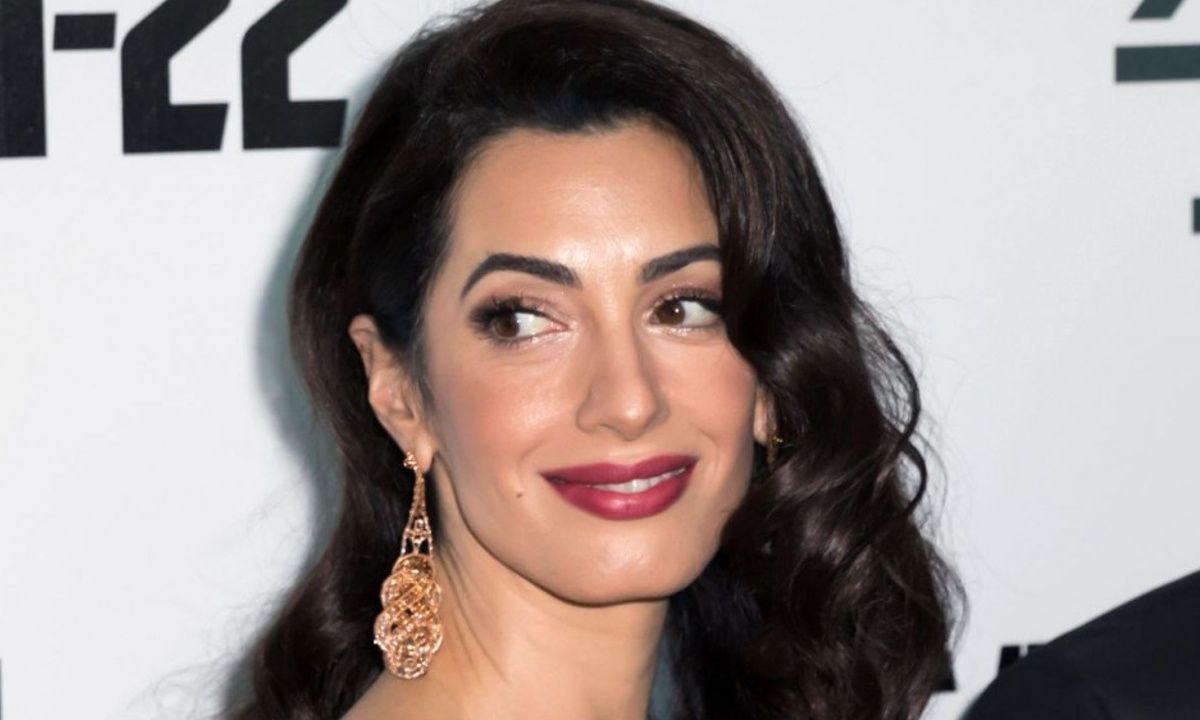 Πιο νέα από ποτέ η Amal Clooney: Η αλλαγή και ο Έλληνας hairstylist