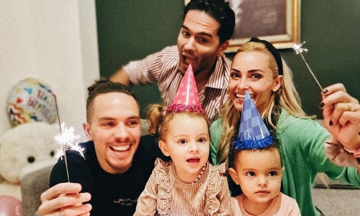 Χρήστος Μάστορας: Παιχνίδια στο πάτωμα με τη βαφτιστήρα του