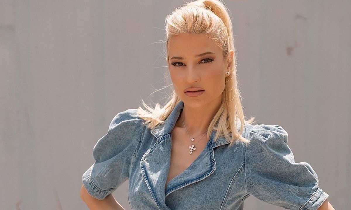 Το χτένισμα της Φαίης Σκορδά είναι τέλειο αν είσαι καλεσμένη σε γάμο