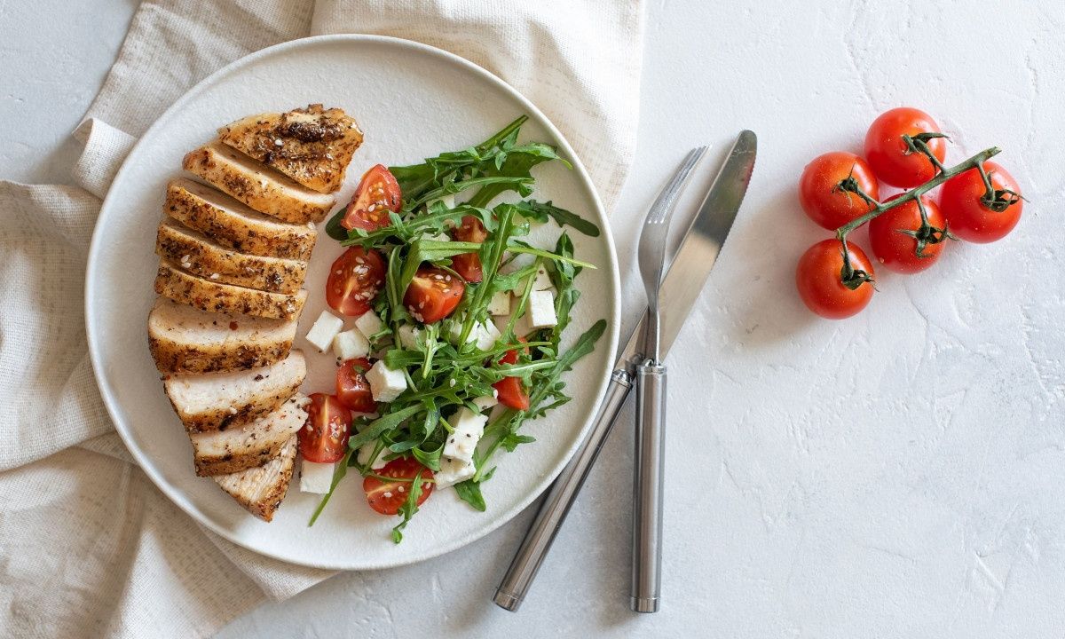 Φιλέτο κοτόπουλο με τοματίνια και πράσινη σαλάτα