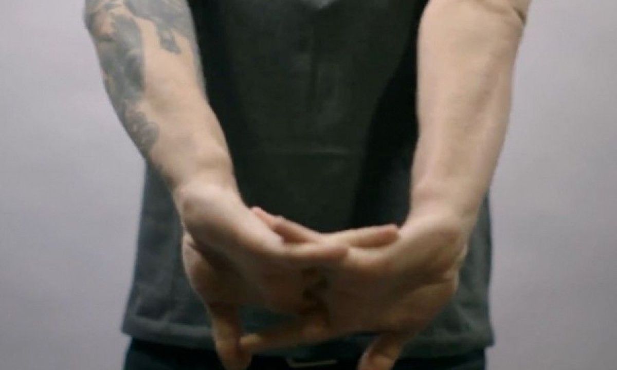 Δείτε τι συμβαίνει όταν κάνετε «κρακ» στα δάχτυλα (βίντεο)