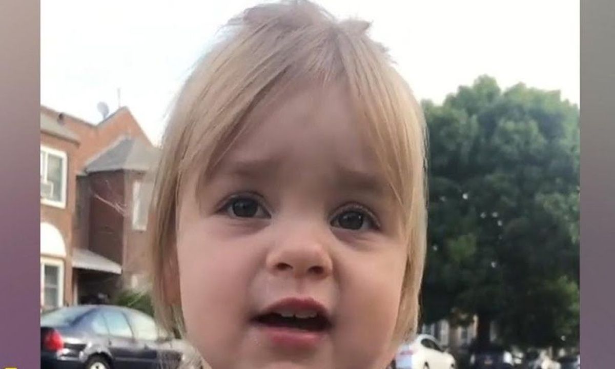 Κοριτσάκι αποχαιρετά τη μαμά του με τον πιο γλυκό τρόπο