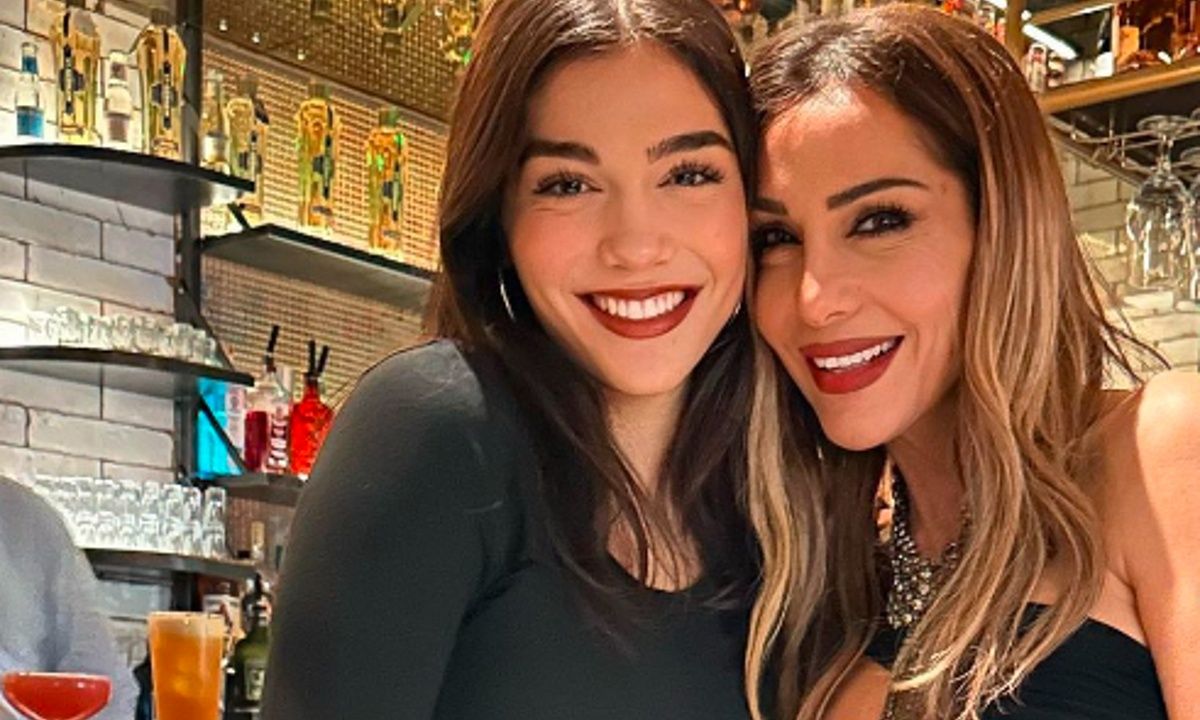 Στη matchy- matchy φωτό της Δέσποινας Βανδή με τη Μελίνα την παράσταση «έκλεψε» ο Μπισμπίκης