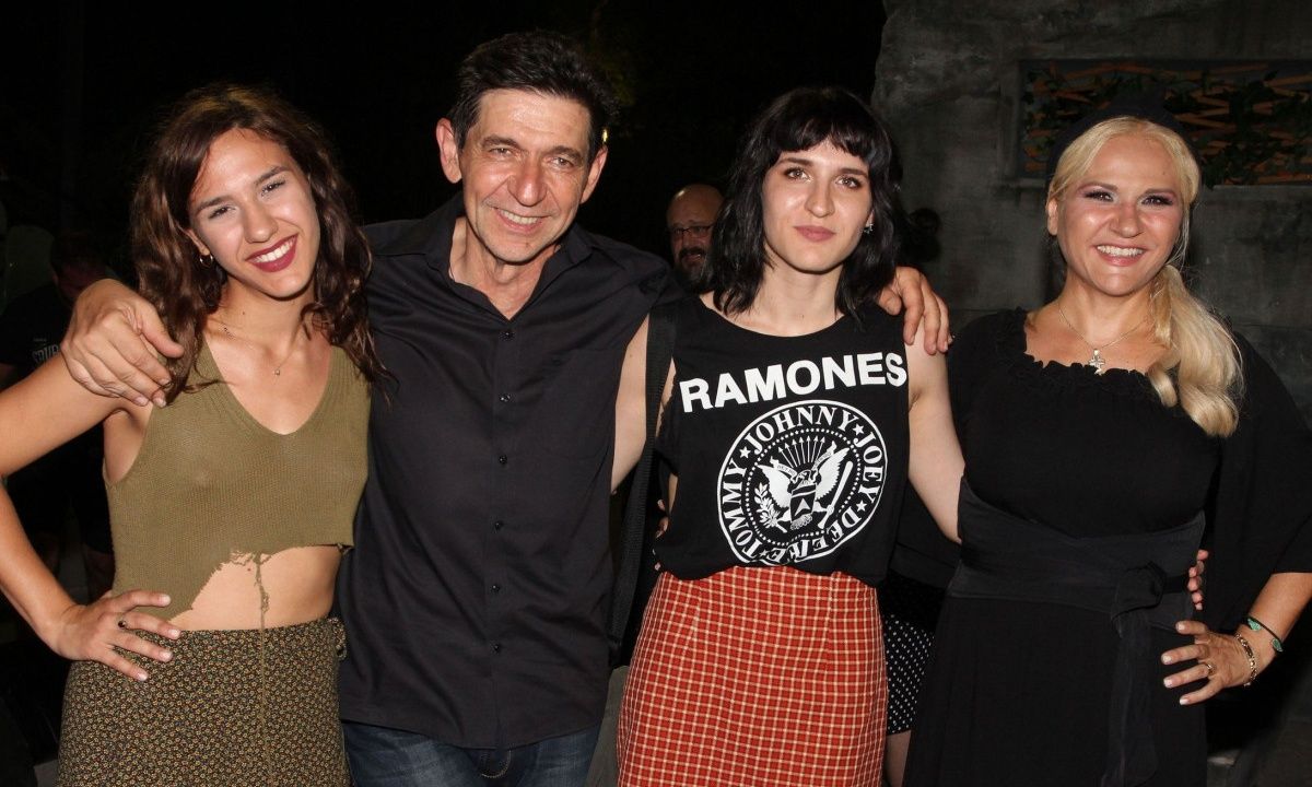 Λογικό με τέτοιους γονείς οι 26χρονες δίδυμες «Σκιαδαρέσες» να είναι κούκλες (εικόνες)