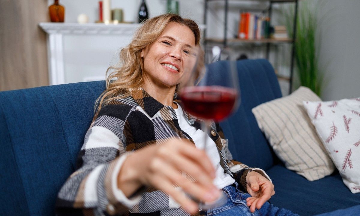 Είστε στην εμμηνόπαυση; Γιατί πρέπει να αποφεύγετε το αλκοόλ