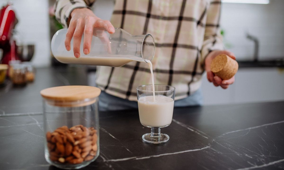 Γάλα βρόμης ή γάλα αμυγδάλου; Ποιο να προτιμήσετε